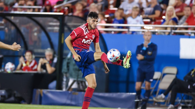 Ricardo Pepi versucht mit gestrecktem Bein, den Ball unter Kontrolle zu bringen.