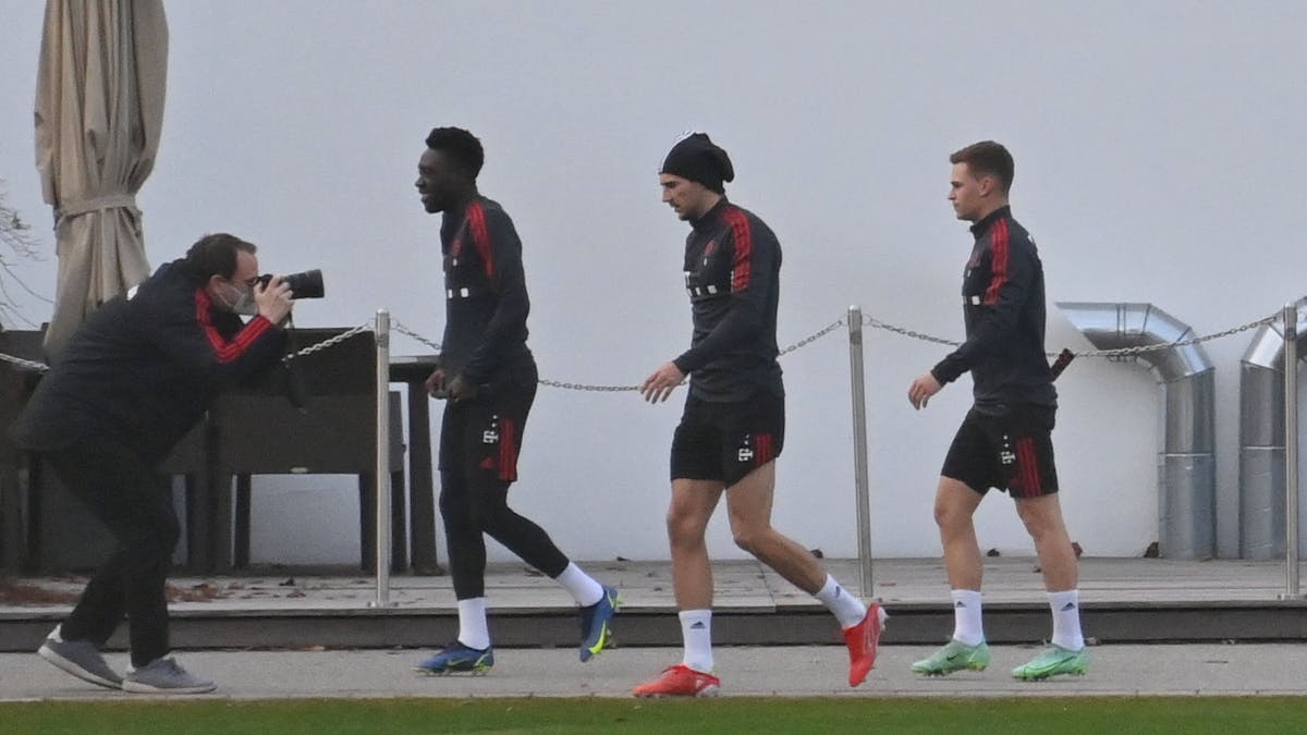 Die Bayern-Spieler&nbsp;Alphonso Davies, Leon Goretzka und Joshua Kimmich gehen zum Training.