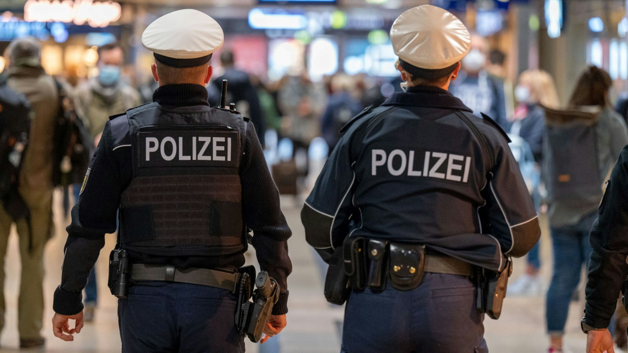 Polizeibeamte am Kölner Hauptbahnhof
