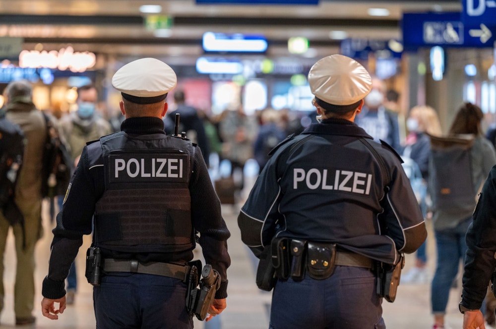 Polizeibeamte im Kölner Hauptbahnhof