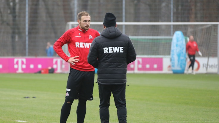 Rafael Czichos spricht beim Training des 1. FC Köln mit Steffen Baumgart.
