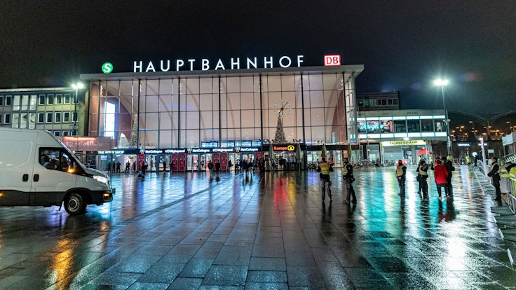 Köln: Lokalaugenschein zum Jahreswechsel von 2020 auf 2021. Hier der Bahnhofsvorplatz in der Kölner Innenstadt am Silvesterabend 2020.