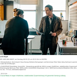 Die Dortmunder Tatort-Kommissarin Rosa Herzog (Stefanie Reinsperger) und Kommissar Peter Faber (Jörg Hartmann) sprechen über die Ermittlungen.