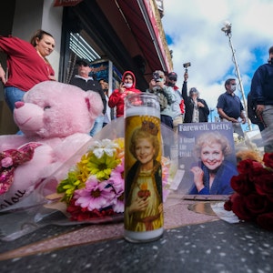 Blumen, Stofftiere und Karten stehen am Hollywood-Walk-of-Fame-Stern der verstorbenen Schauspielerin Betty White.
