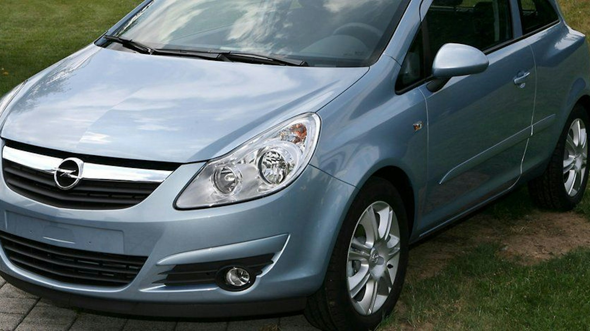 Ein Auto Corsa-Model der Marke Opel.