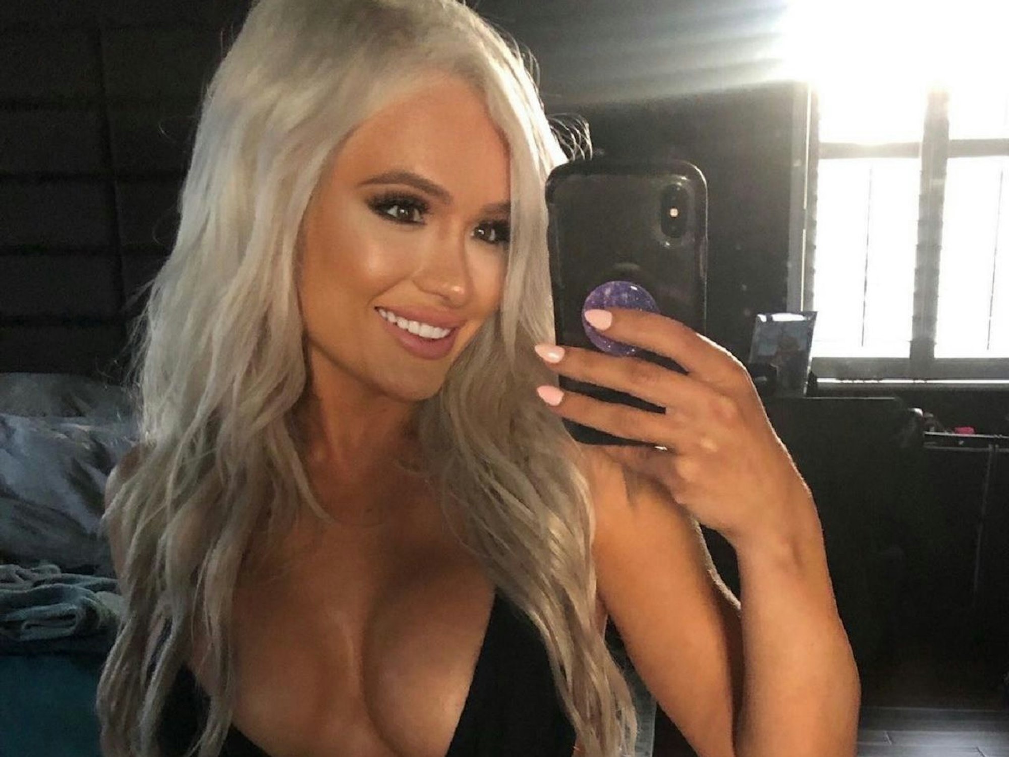 US-Wrestling-Star Scarlett Bordeaux posiert für ein Selfie