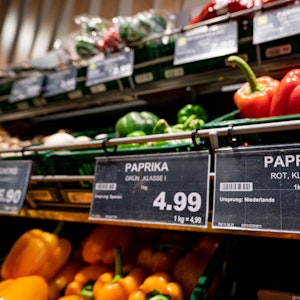 Ab 2022 sind Plastiktüten in Supermärkten verboten, nur an der Obsttheke (wie hier auf unserem Archivbild vom Frühjahr 2021) sind die kleinen Tütchen weiterhin erlaubt. Viele Kunden greifen stattdessen zur Papiertüte – und machen unwissentlich einen Fehler.