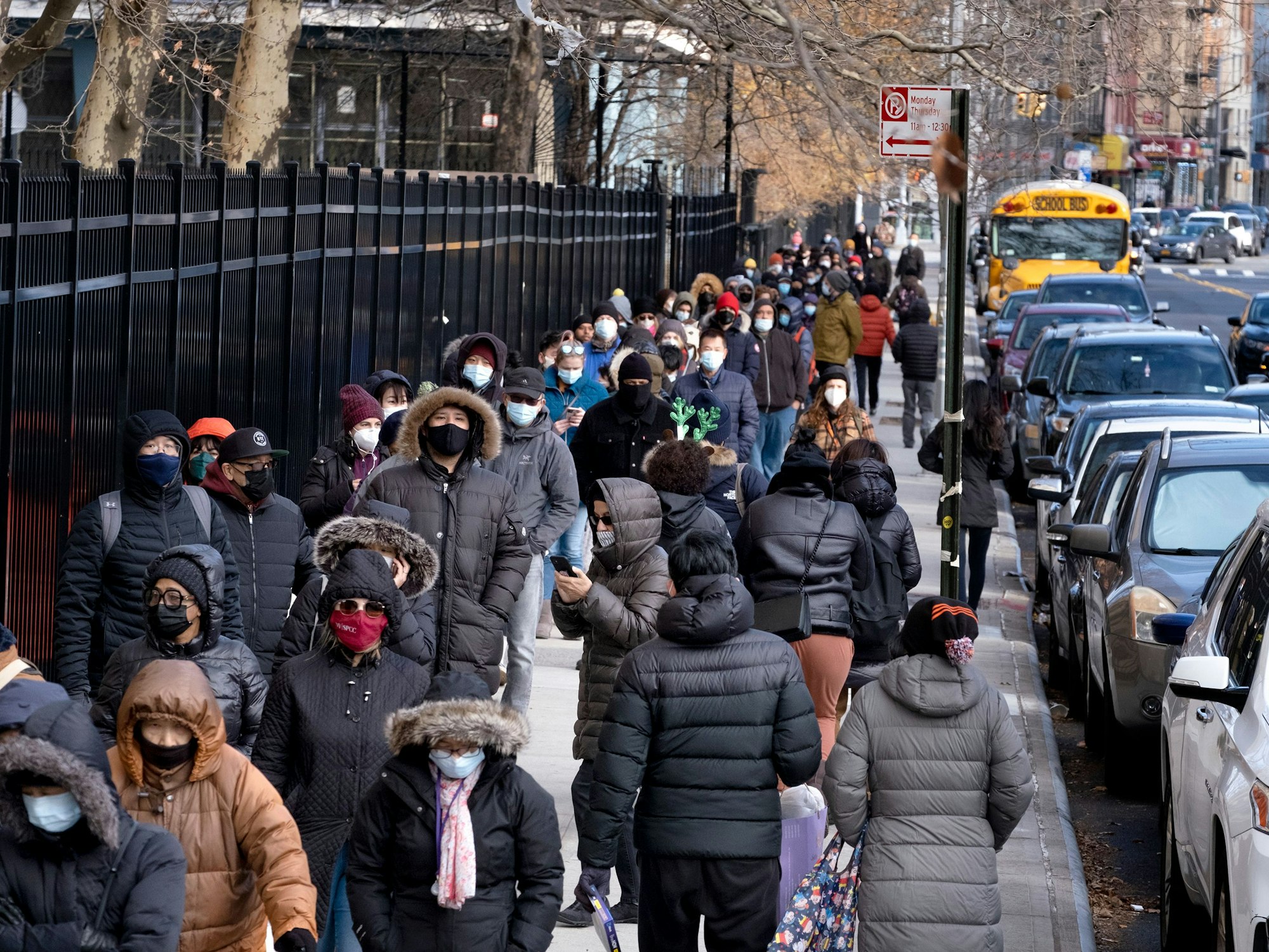 Menschen warten in der Lower East Side im New Yorker Stadtbezirk Manhattan, um Corona-Testkits zu erhalten, die verteilt werden. +++ dpa-Bildfunk +++