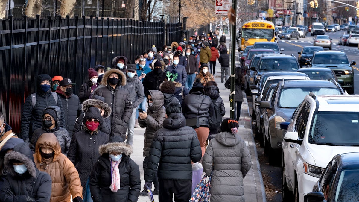 Menschen warten in der Lower East Side im New Yorker Stadtbezirk Manhattan, um Corona-Testkits zu erhalten, die verteilt werden. +++ dpa-Bildfunk +++