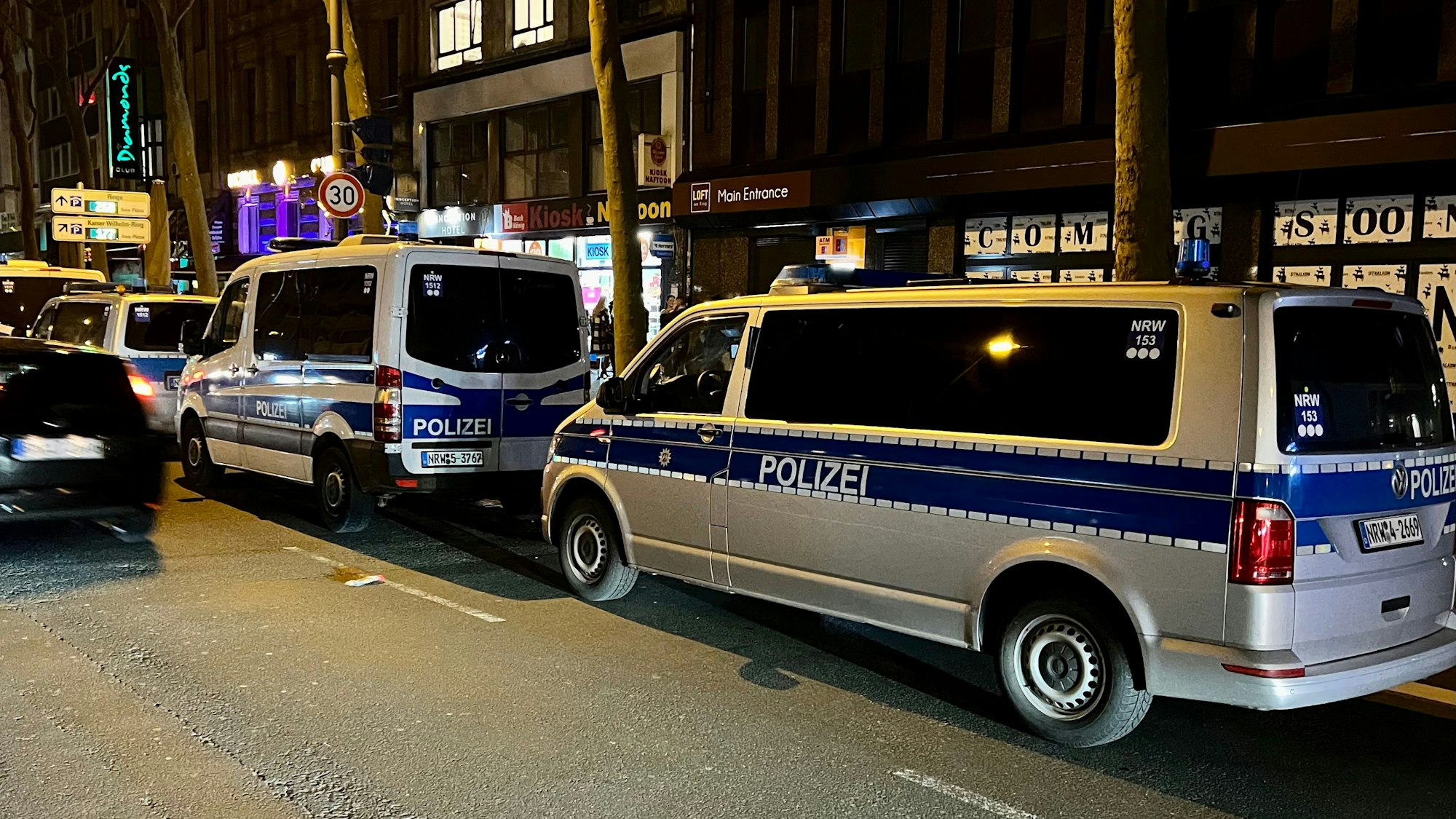 Zwei Einsatzwagen der Kölner Polizei stehen auf den Ringen.