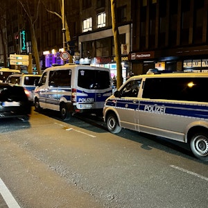 Zwei Einsatzwagen der Kölner Polizei stehen auf den Ringen.