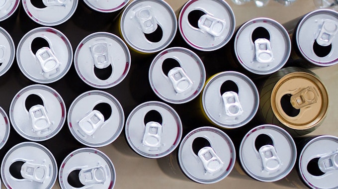 ARCHIV - Leere Getränkedosen stehen am 14.04.2015 in Berlin. Die Getränkedose setzt ihr Comeback fort. Dreizehn Jahre nach der Einführung der Pfandpflicht wurden 2015 in Deutschland erstmals wieder mehr als zwei Milliarden Dosen verkauft. Foto: Lukas Schulze/dpa +++ dpa-Bildfunk +++