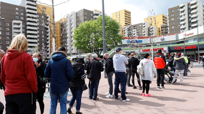 Menschen stehen vor dem Impfbus in Köln-Chorweiler. Moderna war in Köln abgelaufen.
