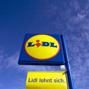 Werbe-Schriftzug und das Logo des Lebensmitteldiscounters Lidl, aufgenommen am 19.03.2009 vor einer Filiale in Berlin.