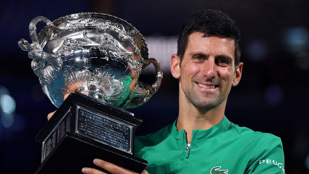 Novak Djokovic mit dem Pokal nach dem Gewinn der Australian Open