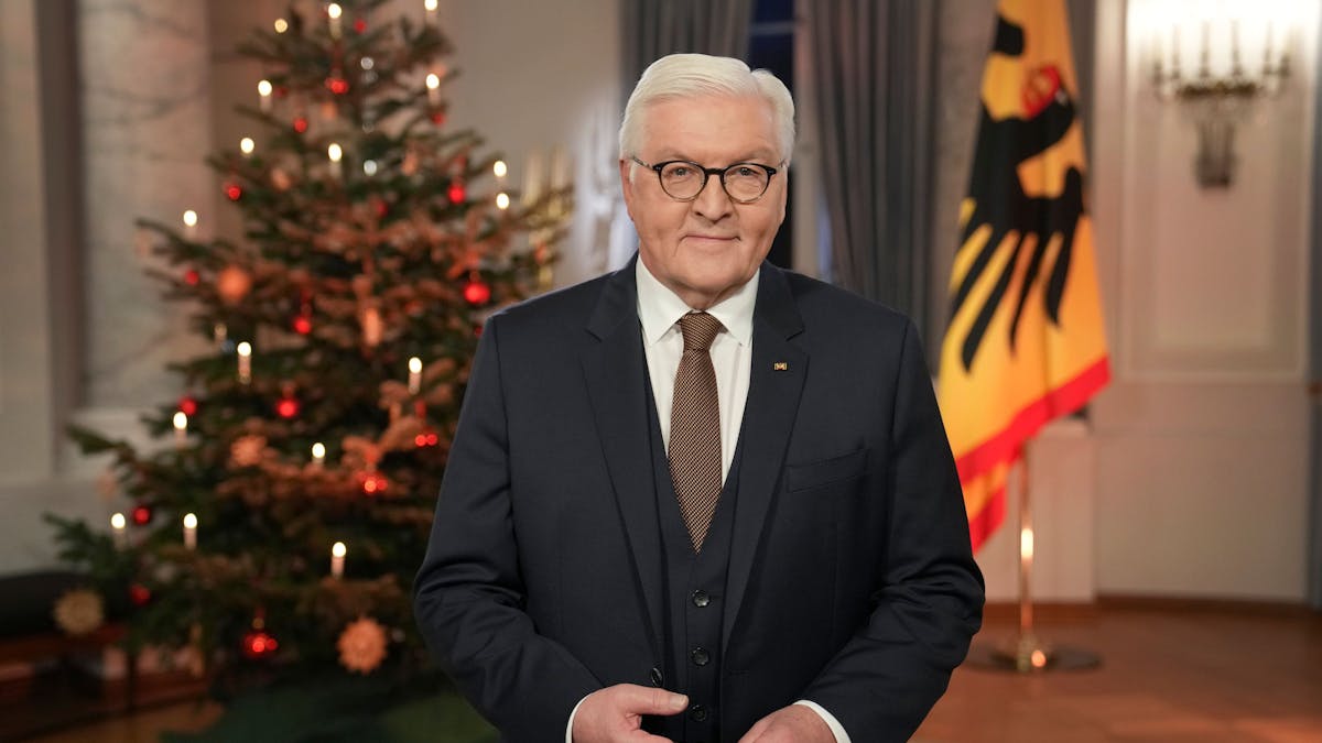 Bundespräsident Frank-Walter Steinmeier steht nach der Aufzeichnung der traditionellen Weihnachtsbotschaft des Präsidenten im Schloss Bellevue vor einem geschmückten Weihnachtsbaum