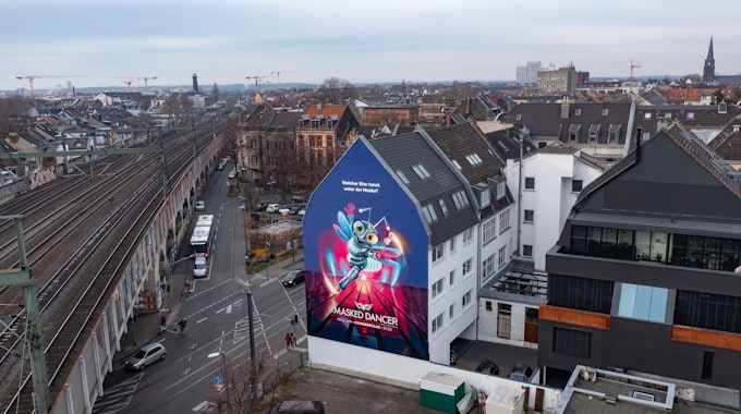 The Masked Dancer-Werbung auf Hausfassade in Köln-Ehrenfeld.