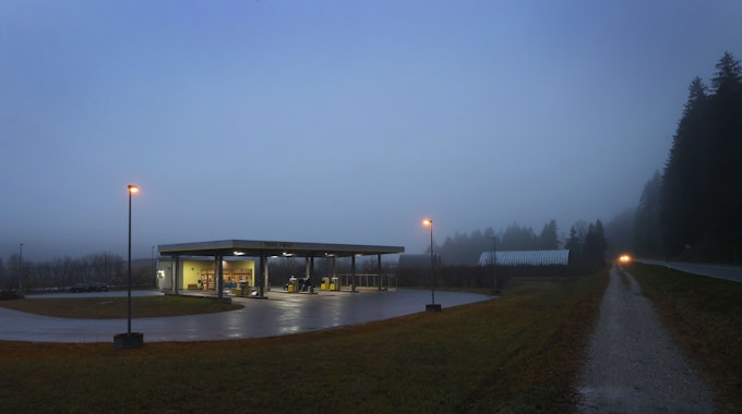 Ein einzelnes Auto steht an einer Tankstelle kurz hinter der Grenze zwischen Deutschland und Österreich.