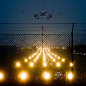 Ein Passagierflugzeug befindet sich am Abend im Landeanflug auf den Flughafen im brandenburgischen Schönefeld.