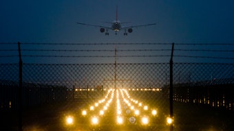 Ein Passagierflugzeug befindet sich am Abend im Landeanflug auf den Flughafen im brandenburgischen Schönefeld.