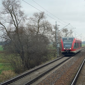 Auf dem Foto sieht man einen Zug der Deutschen Bahn, der eine Strecke abfährt.