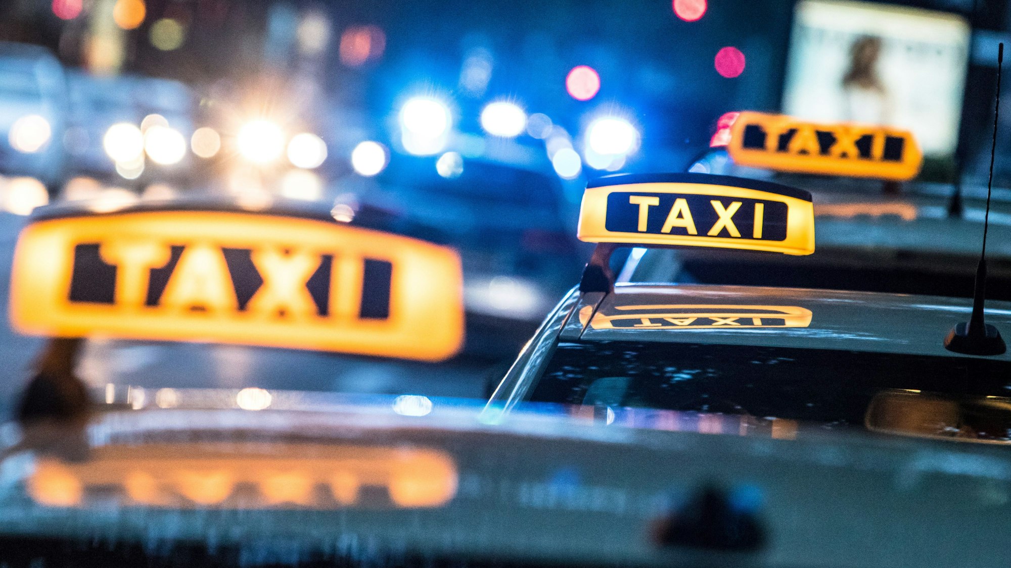Taxiwägen mit leuchtendem Schild