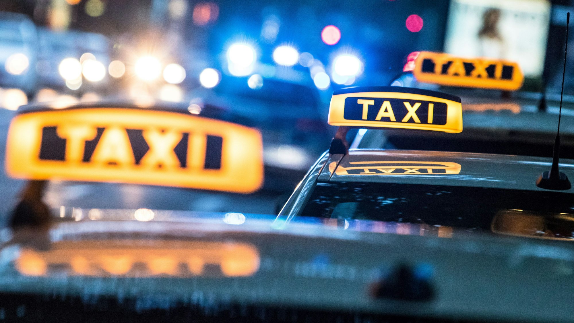 Taxiwägen mit leuchtenden Schildern