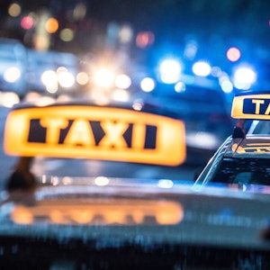Taxiwägen mit leuchtenden Schildern