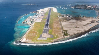Der Flughafen von Malé, der Hauptstadt der Malediven, einem Inselstaat im Indischen Ozean. Dieses Foto stammt vom 28. Oktober 2020. Zu sehen ist die Landebahn-Insel und das Meer.