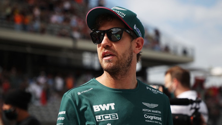 Sebastian Vettel steht mit Sonnenbrille im Fahrerlager der Formel 1.