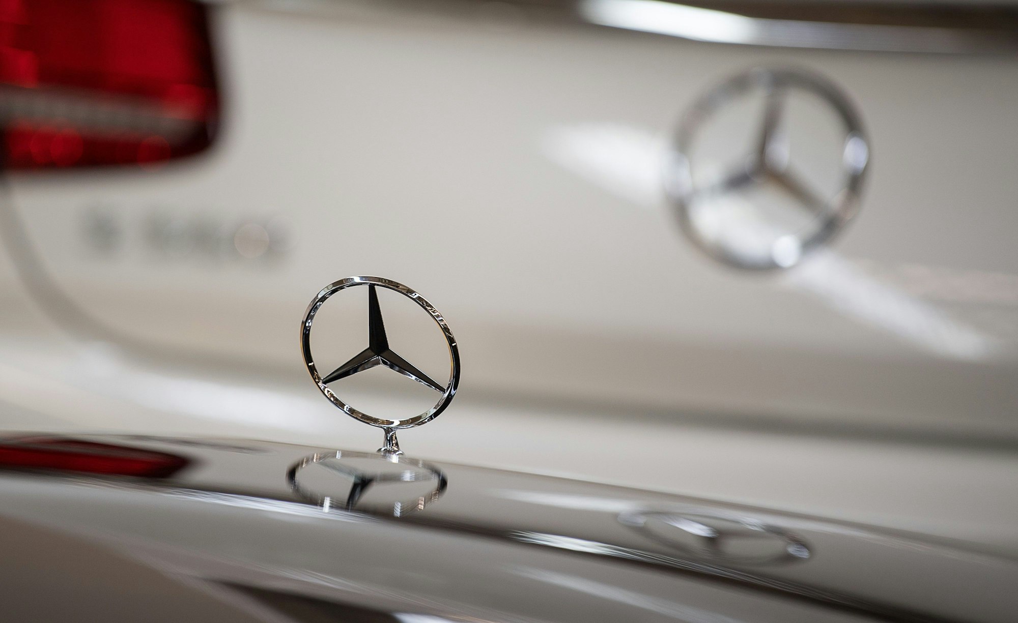 Zwei S-Klassen stehen hintereinander, sodass zwei Mercedes-Sterne zu sehen sind.