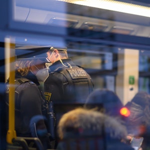 Polizisten fahren Ende November in der Dresdner Innenstadt in einer Straßenbahn mit. Je höher die Corona-Infektionszahlen steigen, desto schwieriger wird es auch, wichtige Versorgungsbereiche personell zu besetzen.