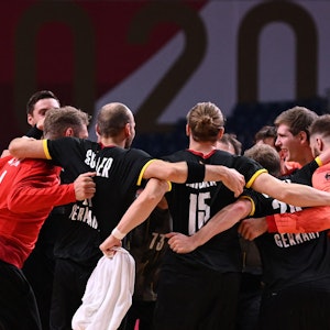 Die deutsche Handball-Nationalmannschaft bildet nach einem Länderspiel einen Kreis.