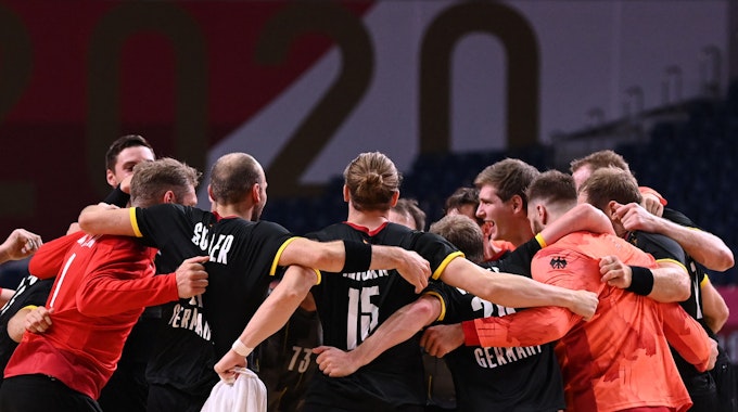 Die deutsche Handball-Nationalmannschaft bildet nach einem Länderspiel einen Kreis.
