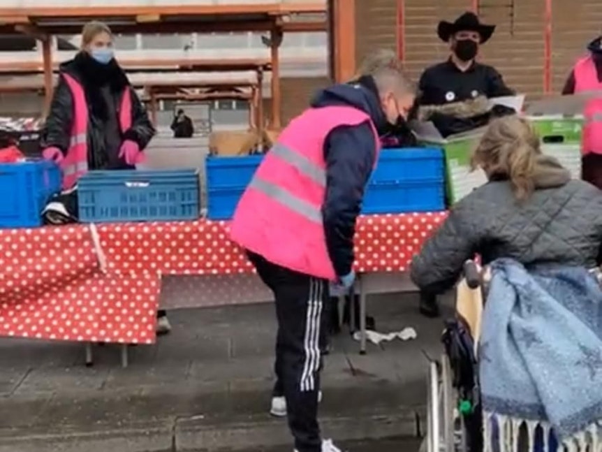 Verteilaktion für Köner Obdachlose am Breslauer Platz (2.1.2022)