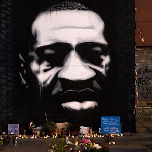 Ein Jahr nach George Floyds Tod liegen im April 2021 Blumen vor dem Porträt von Floyd in Minneapolis. Seine Großnichte wurde angeschossen.
