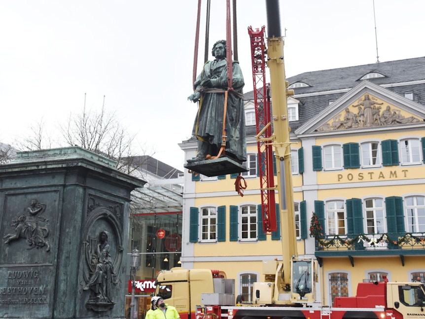Die Beethoven-Statue wurde mittels Kran vom Sockel gehoben und schwebt in der Luft.