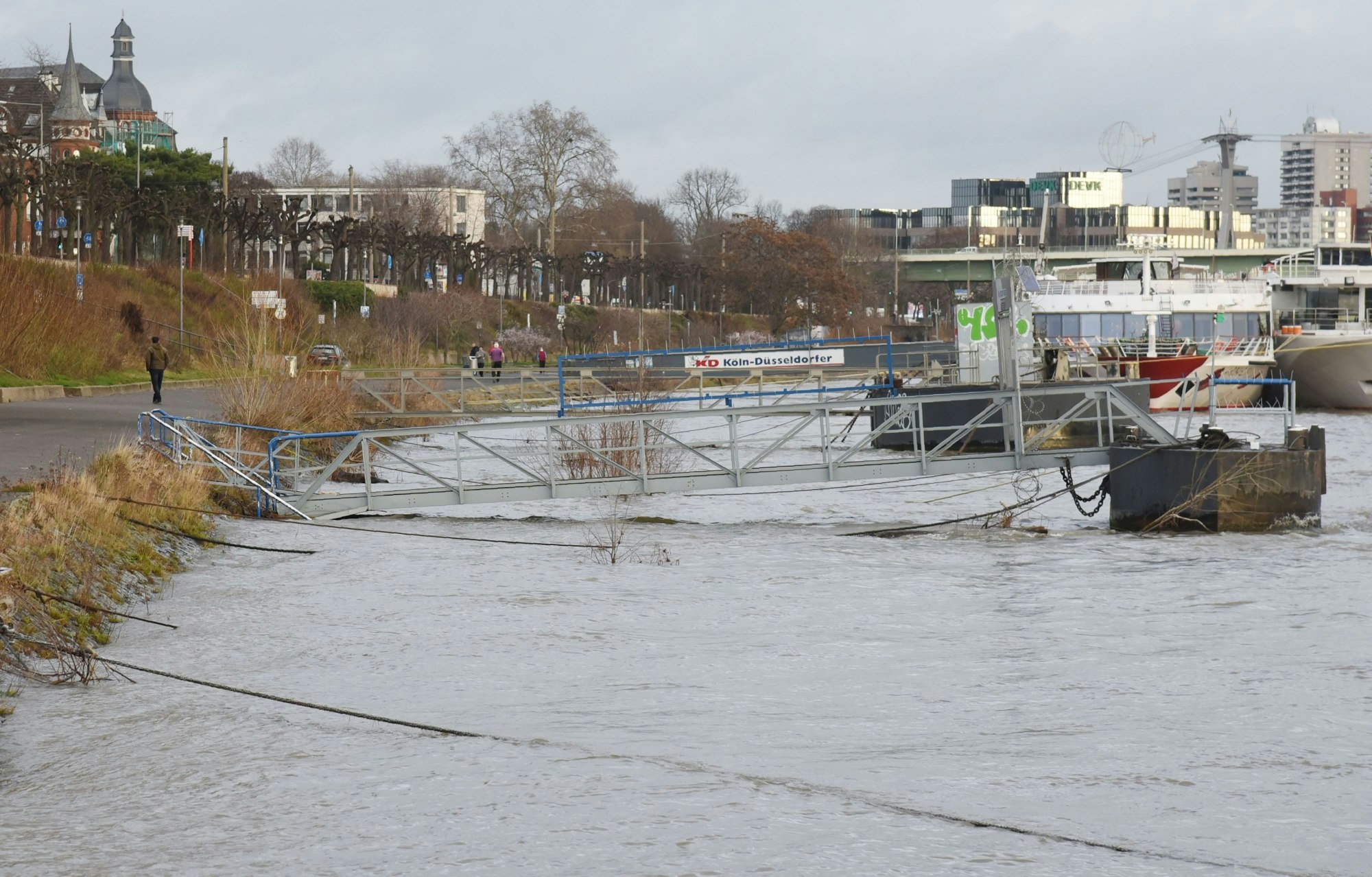 Köln.
Hochwasser am Kölner Rheinufer.