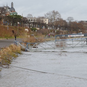 Köln. Hochwasser am Kölner Rheinufer.