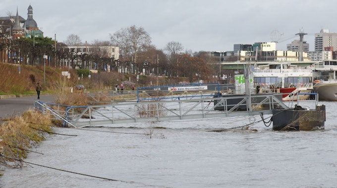 Köln. Hochwasser am Kölner Rheinufer.