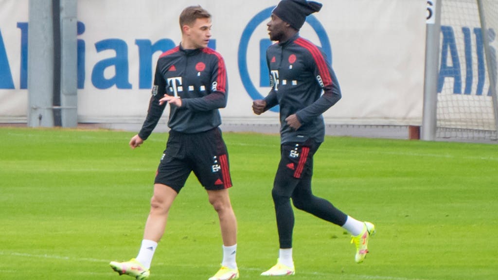 Joshua Kimmich und Alphonso Davies vom FC Bayern München beim Training.