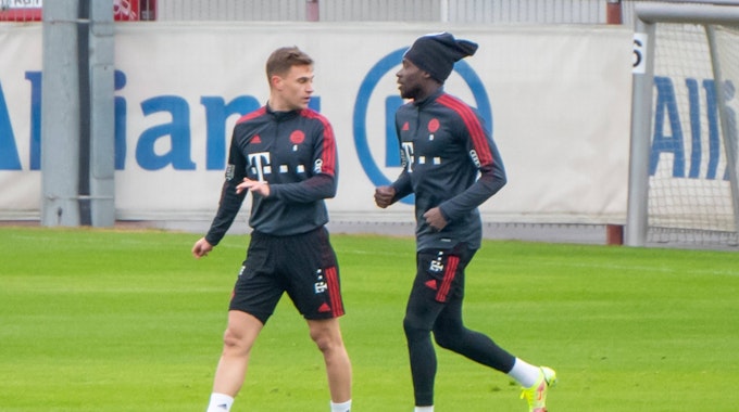 Joshua Kimmich und Alphonso Davies vom FC Bayern München beim Training.