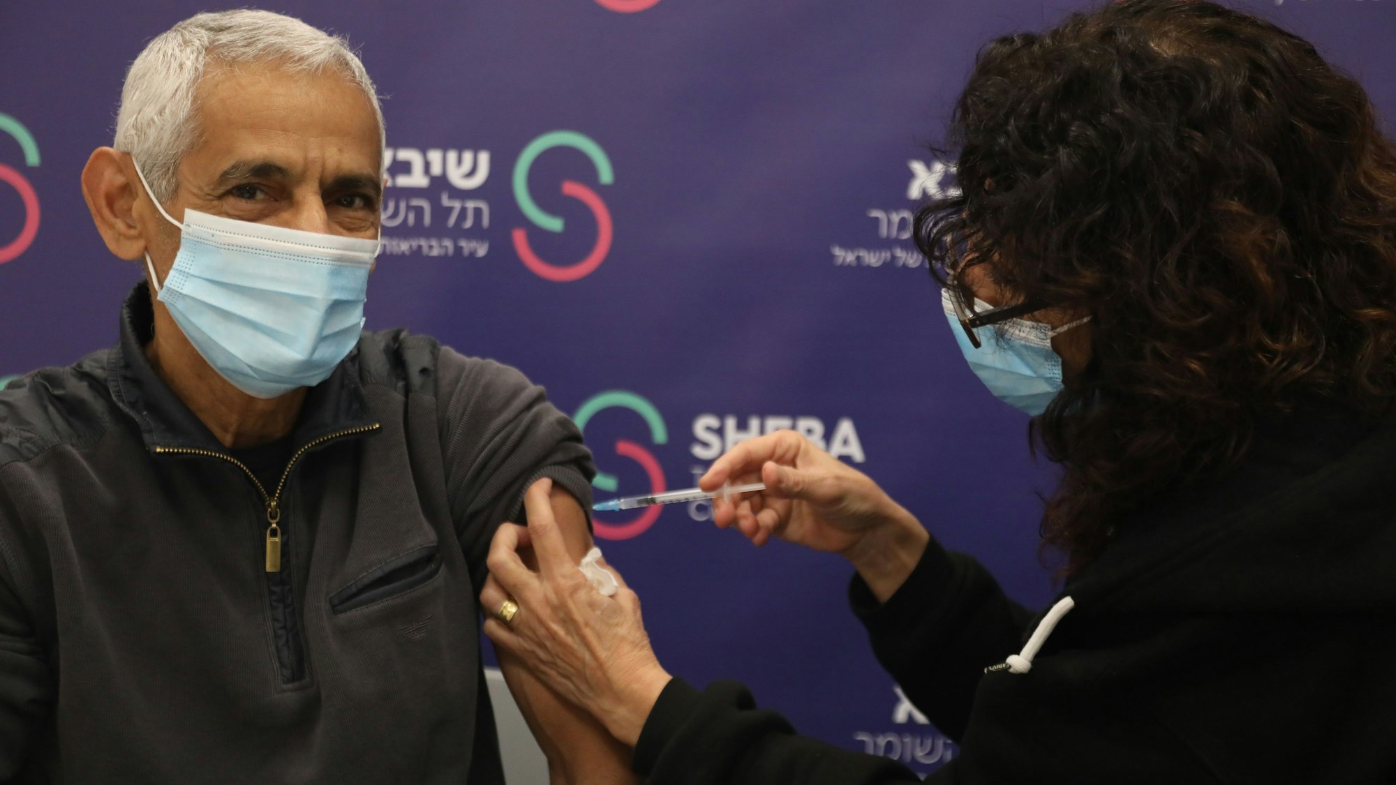 Ein Mann erhält im Schiba-Krankenhaus in Isreal die vierte Dosis des Corona-Impfstoffs.
