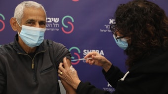 Ein Mann erhält im Schiba-Krankenhaus in Isreal die vierte Dosis des Corona-Impfstoffs.