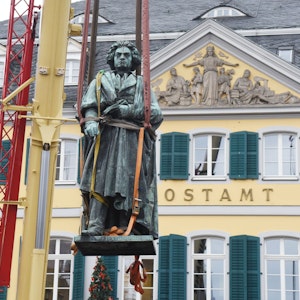 Die Beethoven-Statue auf dem Münsterplatz wird für eine Sanierung vom Sockel gehoben und auf einen Sattelschlepper verladen.