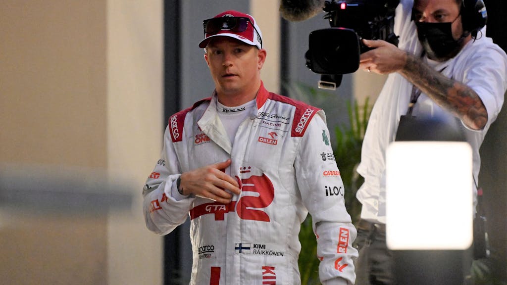 Kimi Räikkönen geht nach seinem Aus bei einem Rennen der Formel 1 Richtung Boxengasse. 