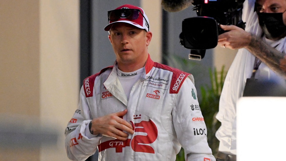 Kimi Räikkönen geht nach seinem Aus bei einem Rennen der Formel 1 Richtung Boxengasse.