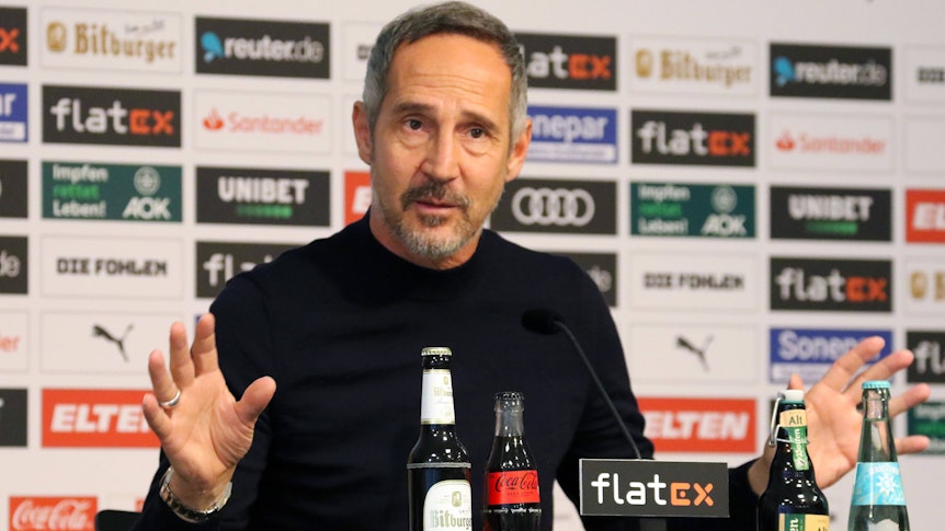 Adi Hütter, Trainer von Borussia Mönchengladbach, hat in der Pressekonferenz vor dem Rückrunden-Auftaktmatch bei Bayern München über seine Rückrunden-Pläne gesprochen. Das Foto zeigt den Gladbach-Coach bei einer Pressekonferenz am 14. Dezember 2021.