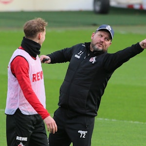 Ondrej Duda im Gespräch mit Steffen Baumgart beim Training des 1. FC Köln.