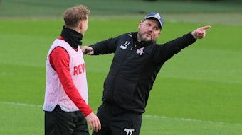 Ondrej Duda im Gespräch mit Steffen Baumgart  beim Training des 1. FC Köln.